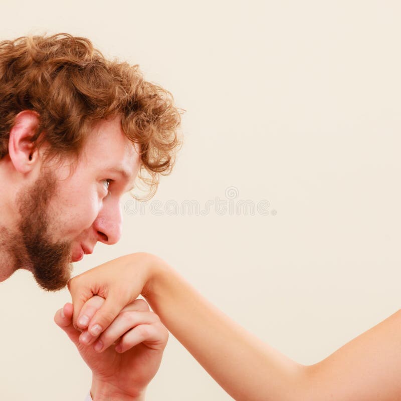 Mano baciante della donna dell'uomo gentile amore delle coppie fotografia stock libera da diritti Mano baciante della donna dell'uomo gentile amore delle coppie fotografia stock libera da diritti
