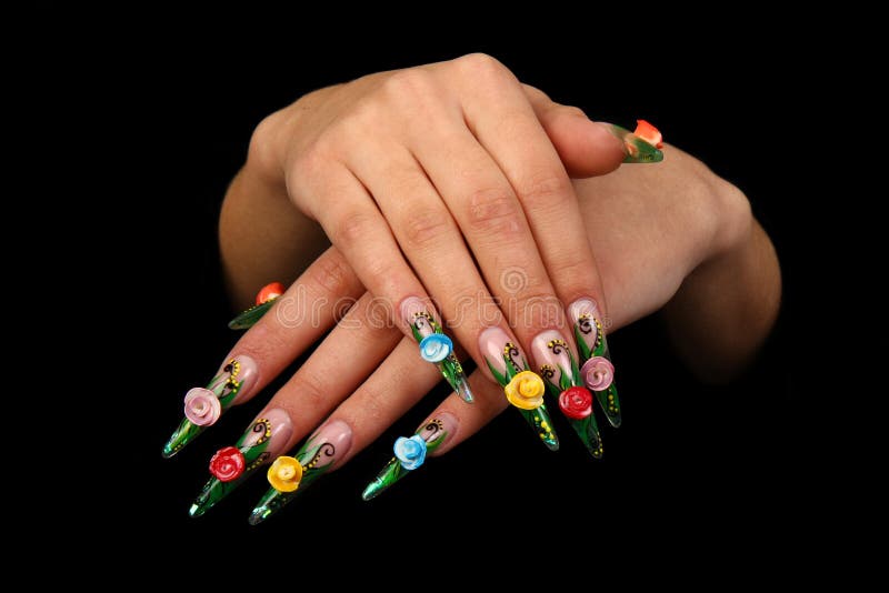 Mano bonita de la mujer con los clavos pintados perfectos aislados en fondo negro fotos de archivo Mano bonita de la mujer con los clavos pintados perfectos aislados en fondo negro fotos de archivo