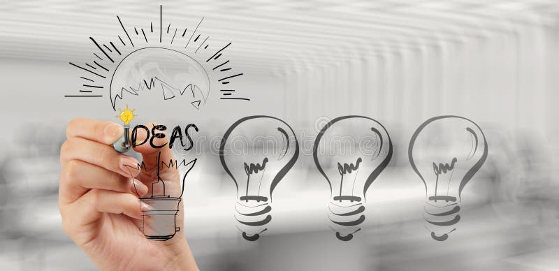 Mano che disegna strategia aziendale creativa con la lampadina immagine stock Mano che disegna strategia aziendale creativa con la lampadina immagine stock