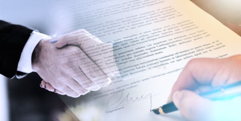 Mano che firma un contratto Doppia esposizione con hanshake fotografia stock libera da diritti Mano che firma un contratto Doppia esposizione con hanshake fotografia stock libera da diritti
