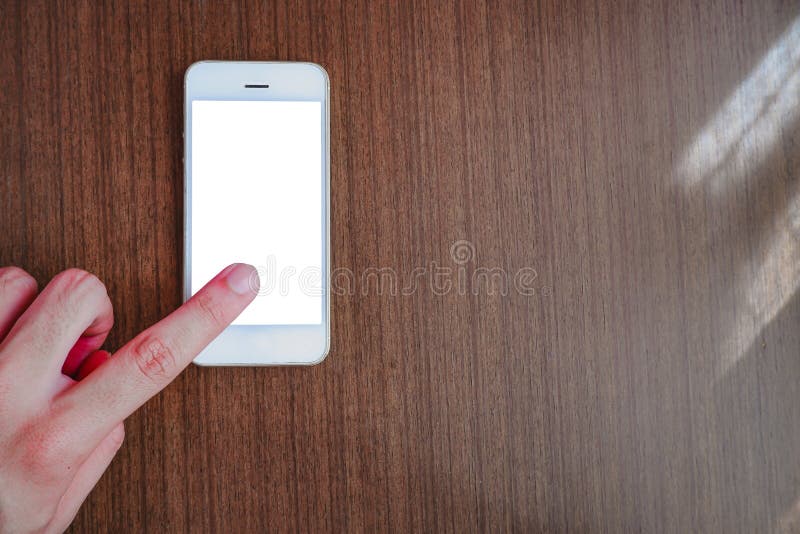 Mano che indica dito allo smartphone con lo schermo bianco immagine stock Mano che indica dito allo smartphone con lo schermo bianco immagine stock