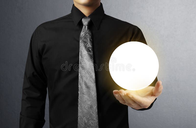 Mano che tiene Crystal Ball fotografia stock