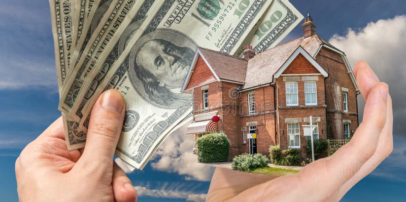 Mano che tiene vendita di casa del bene immobile immagini stock libere da diritti Mano che tiene vendita di casa del bene immobile immagini stock libere da diritti