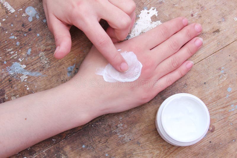 Mano con crema immagine stock libera da diritti Mano con crema immagine stock libera da diritti