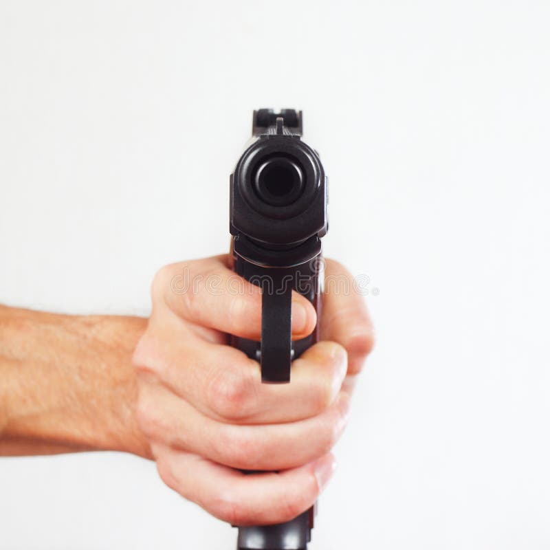 Mano con el arma que destaca cierre delantero imagen de archivo libre de regalías Mano con el arma que destaca cierre delantero imagen de archivo libre de regalías