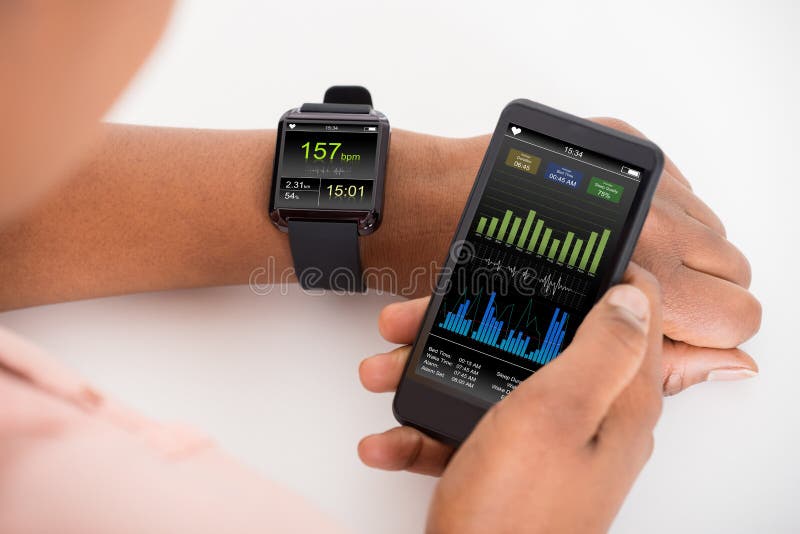 Mano con il cellulare e Smartwatch che mostra tasso di battito cardiaco