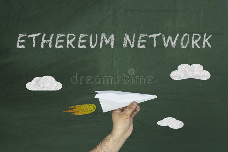 Mano con la red de Ethereum del aeroplano de papel y del texto fotos de archivo libres de regalías Mano con la red de Ethereum del aeroplano de papel y del texto fotos de archivo libres de regalías
