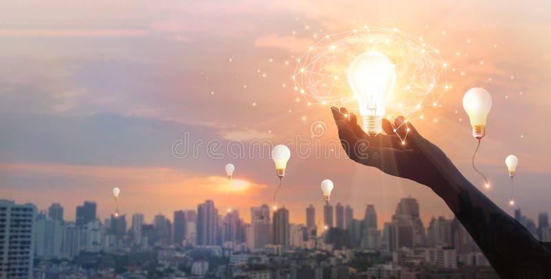 Mano con lampadina e connessione al cervello e alla rete sullo sfondo della città, idee e immaginazione, creatività e ispirazione
