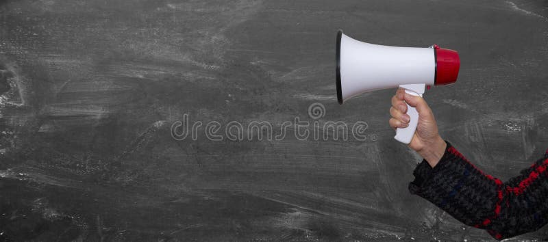 Mano con un megafono davanti ad una lavagna vuota fotografia stock Mano con un megafono davanti ad una lavagna vuota fotografia stock