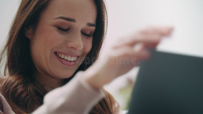 Mano d'ondeggiamento della donna castana allo schermo del computer portatile Video conversazione online