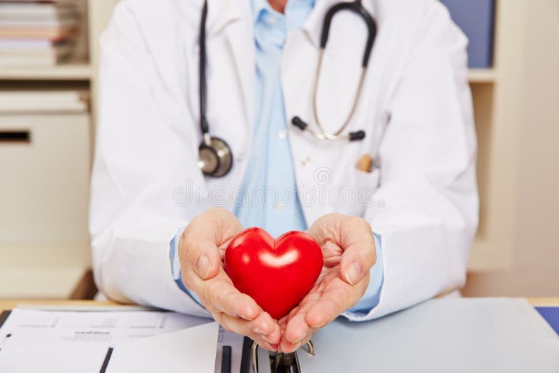 Mano dal medico con cuore rosso fotografie stock libere da diritti Mano dal medico con cuore rosso fotografie stock libere da diritti