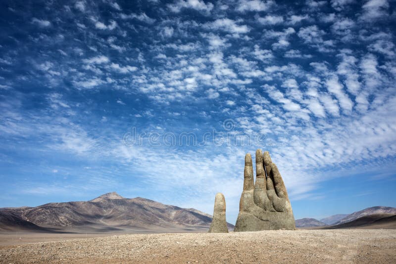 Mano de Desierto é uma escultura em grande escala perto de Antofagasta, o Chile fotos de stock royalty free Mano de Desierto é uma escultura em grande escala perto de Antofagasta, o Chile fotos de stock royalty free