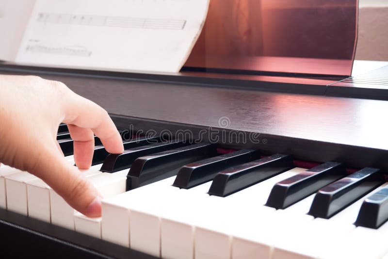 Mano de la mujer que juega el piano Fondo de la música y del arte Cara trasera VI fotografía de archivo Mano de la mujer que juega el piano Fondo de la música y del arte Cara trasera VI fotografía de archivo