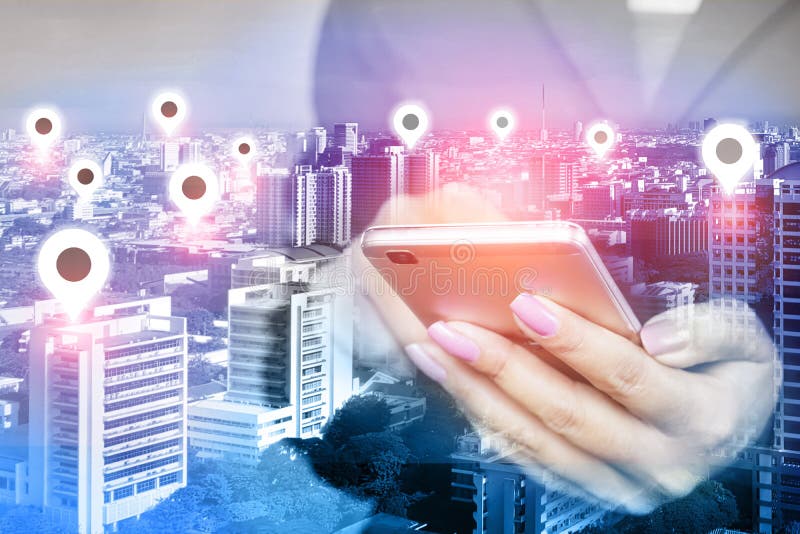 Mano de la mujer usando el teléfono móvil con el icono sobre ciudad elegante, concepto de la ubicación de la conexión de red foto de archivo Mano de la mujer usando el teléfono móvil con el icono sobre ciudad elegante, concepto de la ubicación de la conexión de red foto de archivo