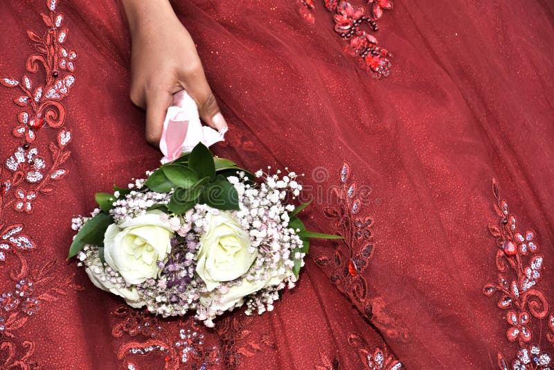 Mano De La Novia Con Un Ramo De Flores Blancas Y Rosas Un Vestido Rojo Imagen de archivo - de moderno, elegancia: 215413081