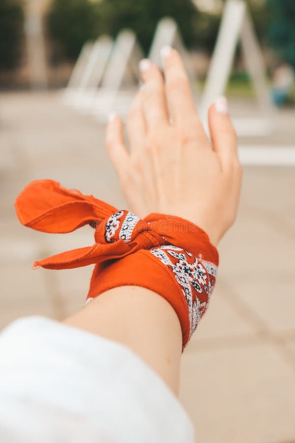 Mano Una Hipster Milenaria Con Pañuelo De Bandana. Estilo Retro. Imagen de archivo - Imagen de feliz,