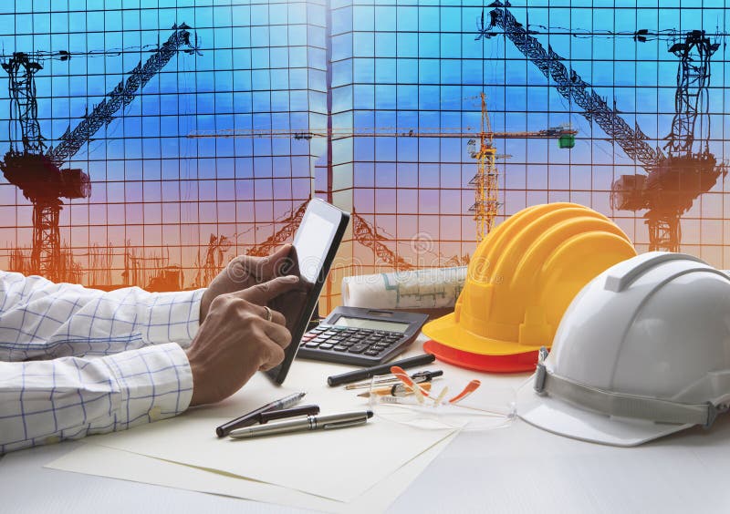 Mano del arquitecto que trabaja en la tabla con la tableta y el trabajo fotos de archivo Mano del arquitecto que trabaja en la tabla con la tableta y el trabajo fotos de archivo