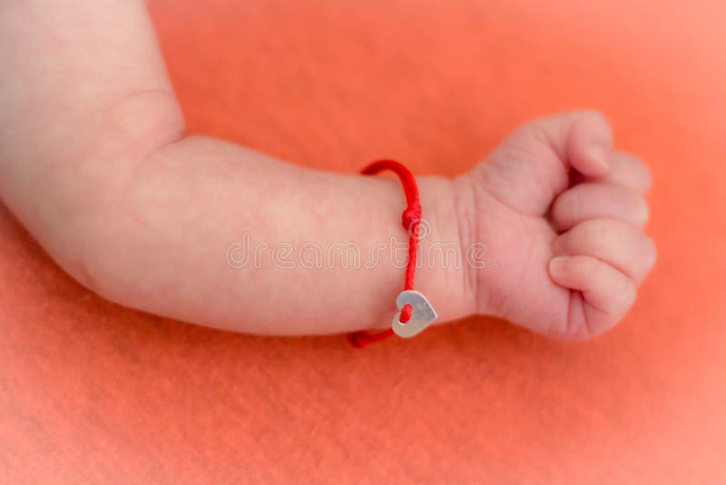 Aparecer acidez oxígeno Mano Del Bebé Con La Pulsera Roja Imagen de archivo - Imagen de familia,  suave: 79063951