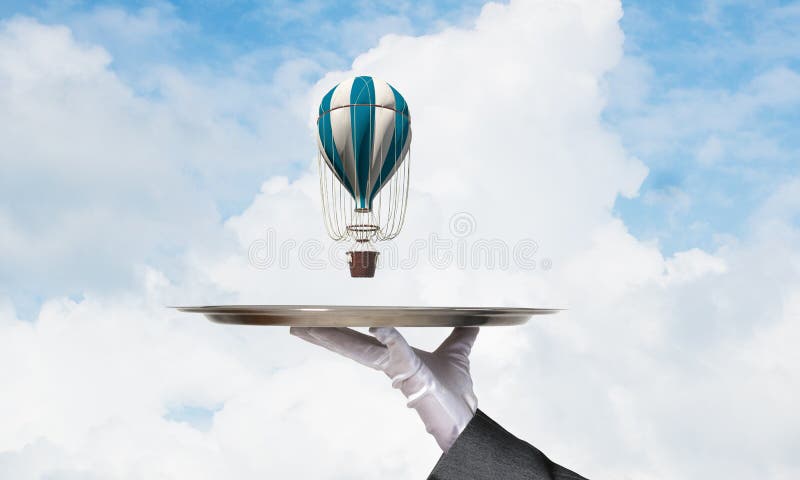 Mano del camarero que presenta el globo en la bandeja fotografía de archivo Mano del camarero que presenta el globo en la bandeja fotografía de archivo