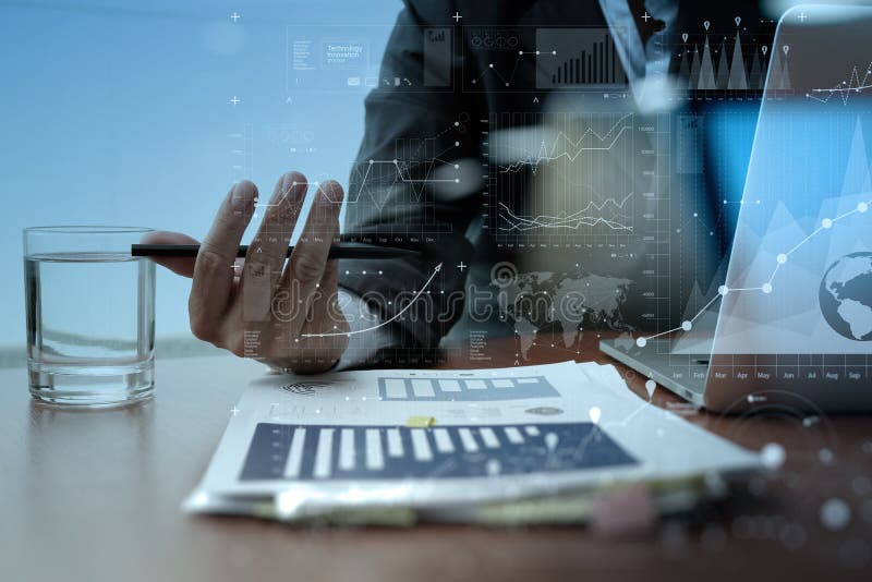 Mano del hombre de negocios que trabaja en el ordenador portátil con capa digital foto de archivo Mano del hombre de negocios que trabaja en el ordenador portátil con capa digital foto de archivo