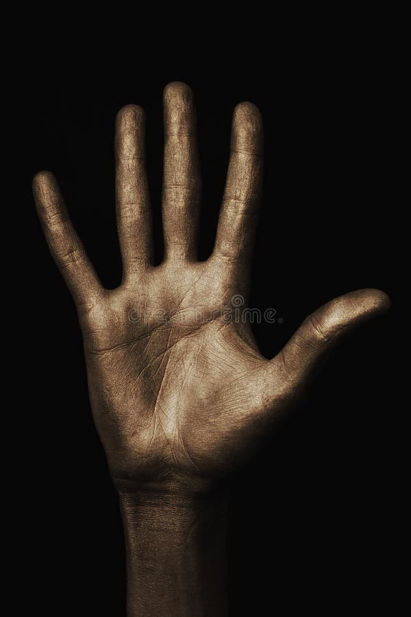 Mano del hombre hermoso en pintura de oro imagen de archivo Mano del hombre hermoso en pintura de oro imagen de archivo