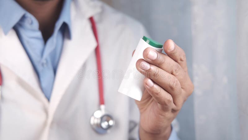 Mano del médico sujetando un contenedor edulcorante artificial metrajes