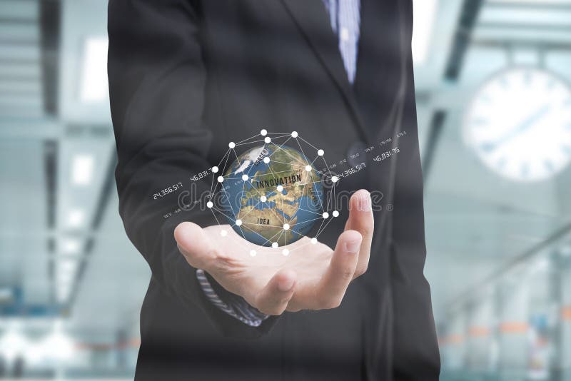 Mano del negocio que lleva a cabo la innovación del negocio del concepto de la tierra del globo imagen de archivo Mano del negocio que lleva a cabo la innovación del negocio del concepto de la tierra del globo imagen de archivo