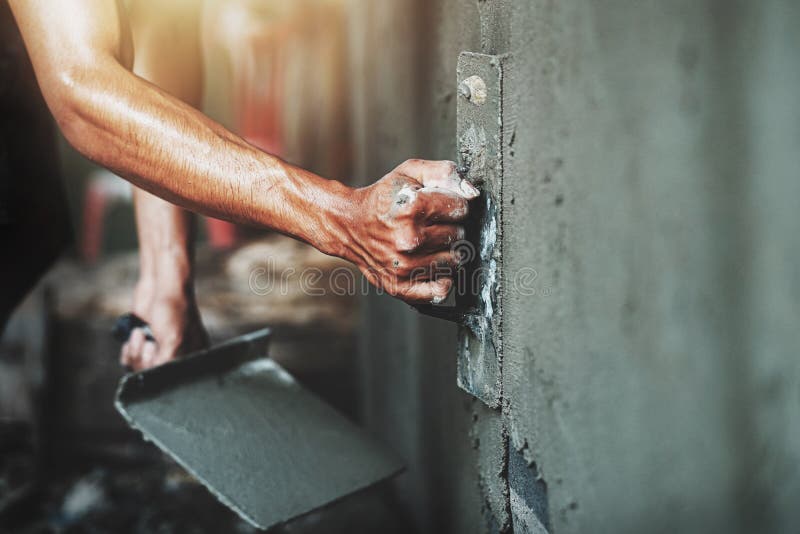 mano del primo piano del lavoratore che intonaca cemento alla parete per la casa di costruzione immagine stock libera da diritti mano del primo piano del lavoratore che intonaca cemento alla parete per la casa di costruzione immagine stock libera da diritti