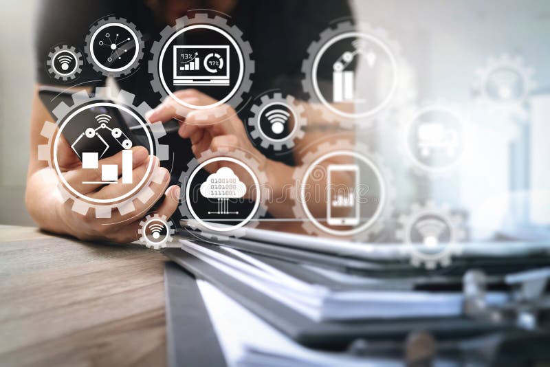 Mano del progettista facendo uso di acquisto online di pagamenti mobili, canale di omni immagine stock Mano del progettista facendo uso di acquisto online di pagamenti mobili, canale di omni immagine stock