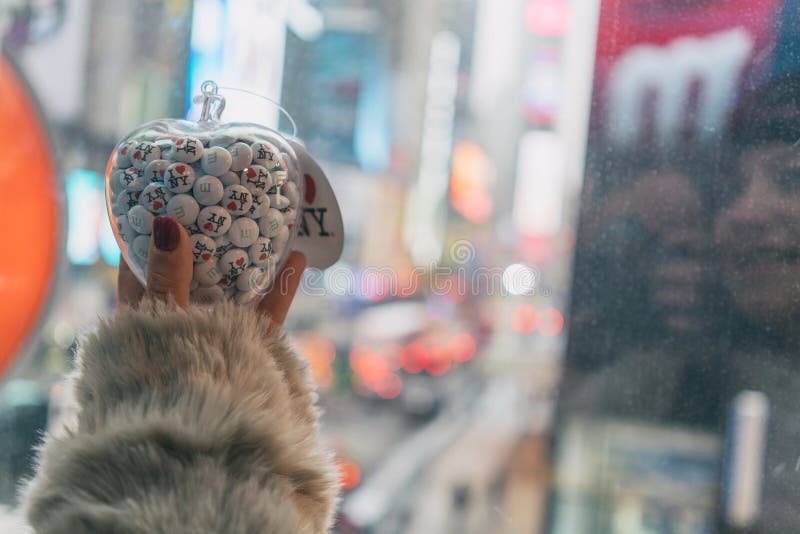 Mano del raccolto della ragazza alla mela, amo New York immagini stock libere da diritti Mano del raccolto della ragazza alla mela, amo New York immagini stock libere da diritti