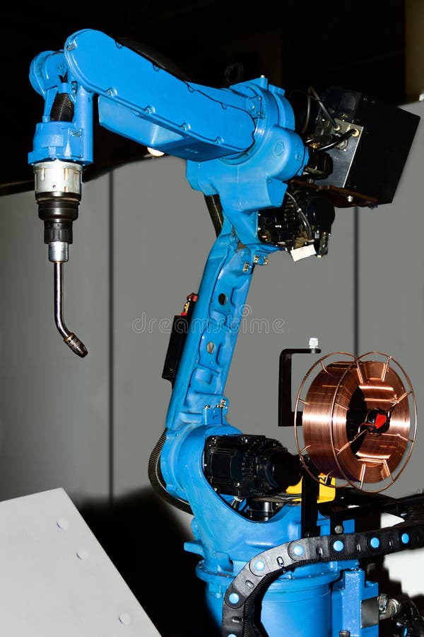 Mano del robot di kuka del plasma della saldatura fotografie stock Mano del robot di kuka del plasma della saldatura fotografie stock
