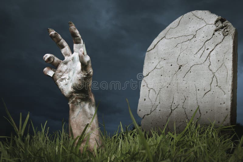 Mano del zombi que sale de la tierra fotos de archivo libres de regalías Mano del zombi que sale de la tierra fotos de archivo libres de regalías