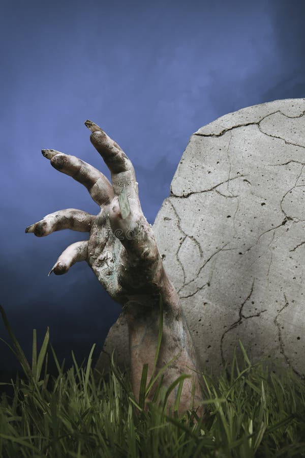 Mano del zombi que sale de la tierra imágenes de archivo libres de regalías Mano del zombi que sale de la tierra imágenes de archivo libres de regalías