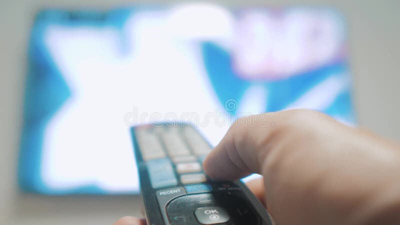 Mano dell'uomo che tiene il telecomando della TV e spegnere TV astuta Scav canaliare praticare il surfing La fine su equipaggia l