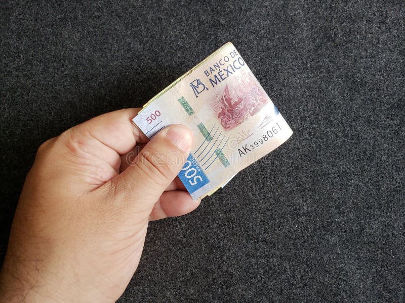 mano dell'uomo che tiene una banconota messicana di 500 pesi immagine stock libera da diritti mano dell'uomo che tiene una banconota messicana di 500 pesi immagine stock libera da diritti