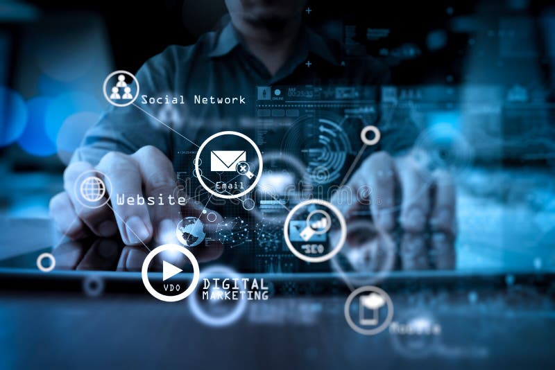 Mano dell'uomo d'affari che funziona con la tecnologia moderna e il laye digitale immagini stock Mano dell'uomo d'affari che funziona con la tecnologia moderna e il laye digitale immagini stock
