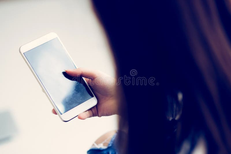 Mano della donna che tiene telefono cellulare astuto con il messaggio o il email, gir immagini stock libere da diritti Mano della donna che tiene telefono cellulare astuto con il messaggio o il email, gir immagini stock libere da diritti