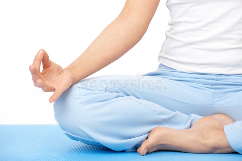 Mano della donna del primo piano che fa esercitazione di yoga sulla stuoia immagine stock Mano della donna del primo piano che fa esercitazione di yoga sulla stuoia immagine stock