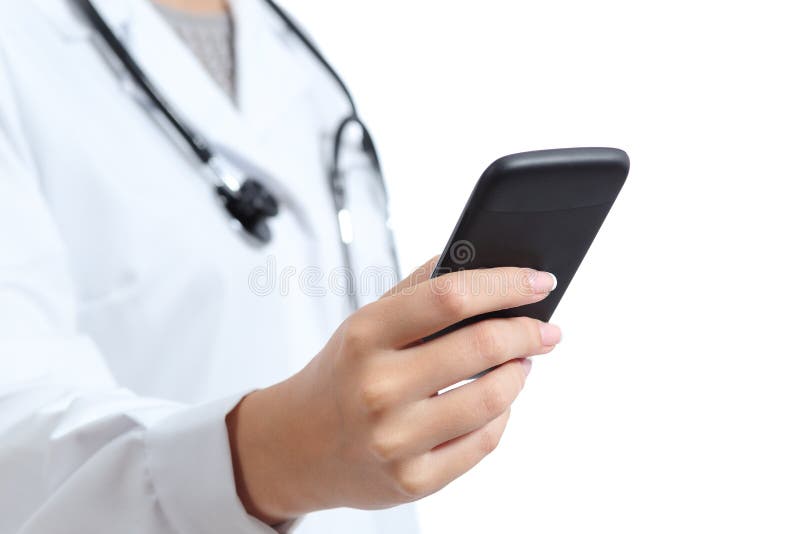 Mano della donna di medico facendo uso di uno Smart Phone fotografia stock libera da diritti Mano della donna di medico facendo uso di uno Smart Phone fotografia stock libera da diritti