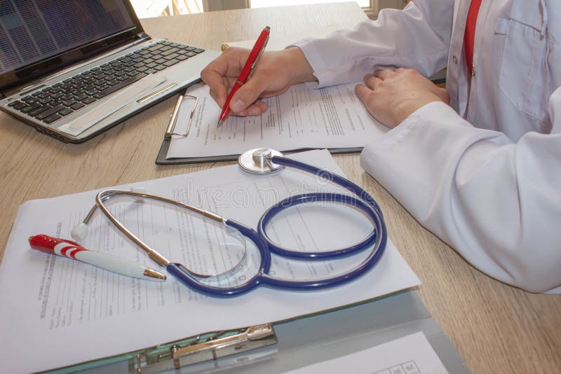 Si Paga Al Medico Specialista Mano Dello Specialista Su Una Prescrizione Scrittura Femminile Di