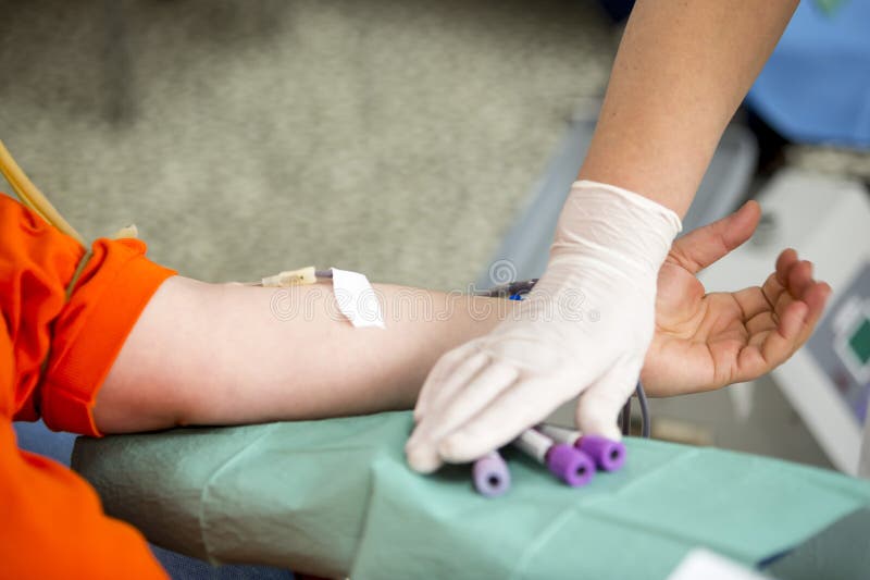 Mano di donazione di sangue Mano dell'infermiere immagini stock libere da diritti Mano di donazione di sangue Mano dell'infermiere immagini stock libere da diritti