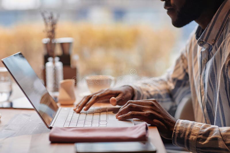 Mano di un giovane freelancer africano maschile al bar fotografia stock libera da diritti