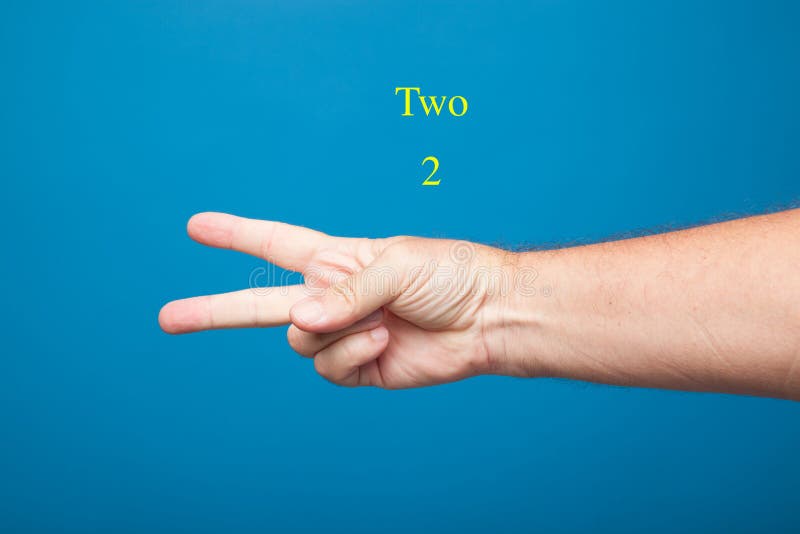 Mano, dita e pugno facenti i segni ed i segni. Faccia i segni numerici con le dita di una mano, una, due, tre, quattro, cinque; i simboli hanno fatto con la mano e con le dita della mano destra, segni della vittoria, sconfitta, pistola, colpo, forbici, la direzione Pugno chiuso