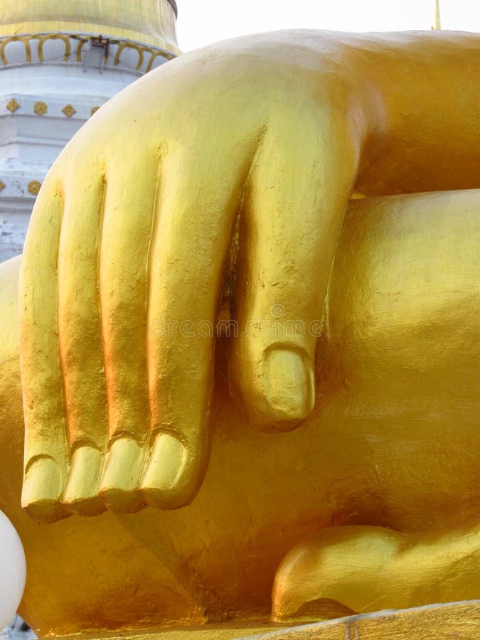 Mano enorme della statua dorata di Buddha fotografia stock libera da diritti Mano enorme della statua dorata di Buddha fotografia stock libera da diritti