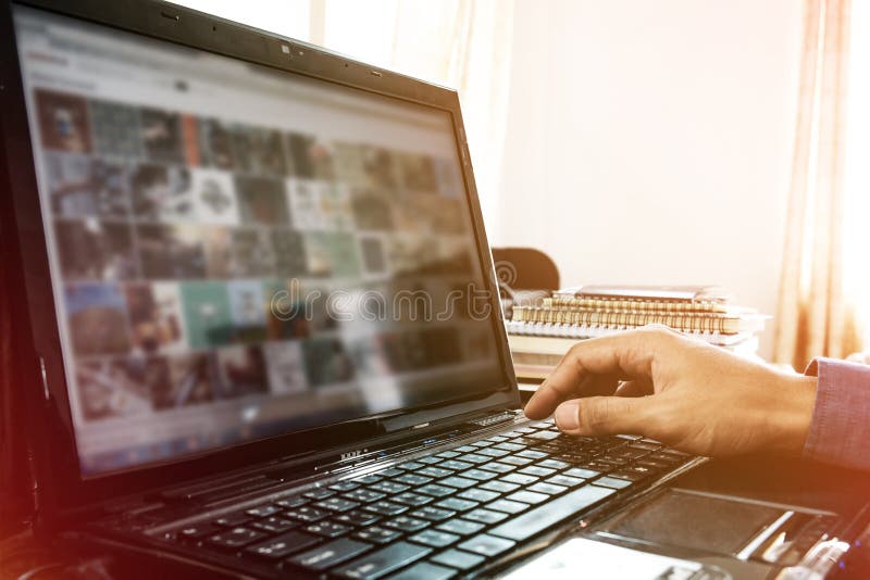 Mano facendo uso del computer portatile, fuoco selettivo, tono d'annata fotografie stock libere da diritti