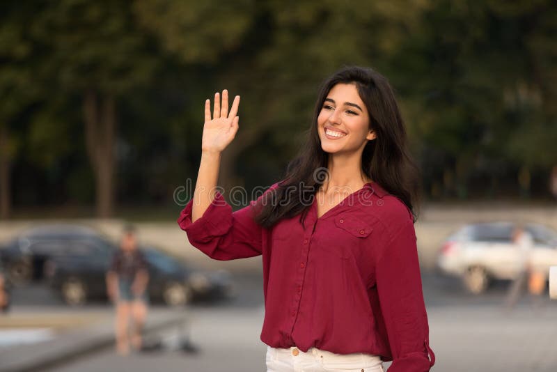 Mano feliz del saludo y el agitar de la mujer, decir hola imágenes de archivo libres de regalías Mano feliz del saludo y el agitar de la mujer, decir hola imágenes de archivo libres de regalías