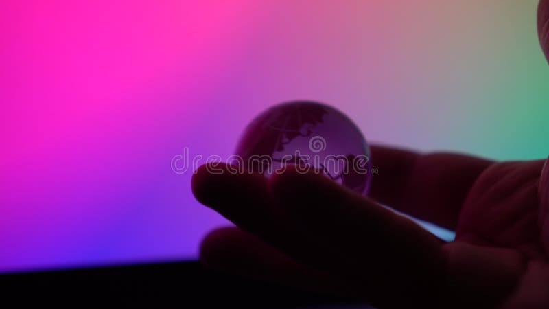 Mano humana apoyar nuestro mundo globo tierra transparente con fondo de luz brillante colorido almacen de metraje de vídeo