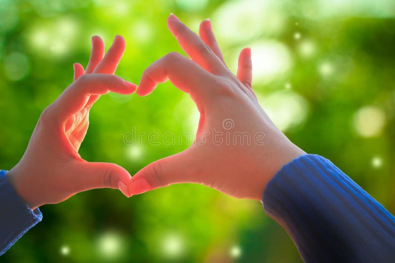 Mano humana que muestra la muestra del amor del gesto en la naturaleza verde fresca fotos de archivo Mano humana que muestra la muestra del amor del gesto en la naturaleza verde fresca fotos de archivo
