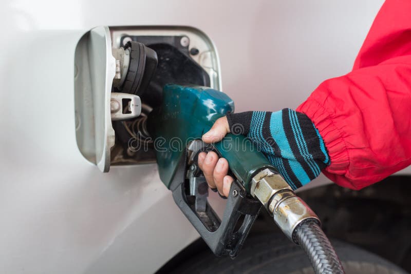 Mano maschio che riempie l'automobile con combustibile immagine stock Mano maschio che riempie l'automobile con combustibile immagine stock