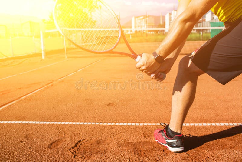 Mano maschio con la racchetta di tennis fotografie stock Mano maschio con la racchetta di tennis fotografie stock